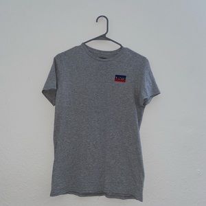 Gray Levi’s T-shirt